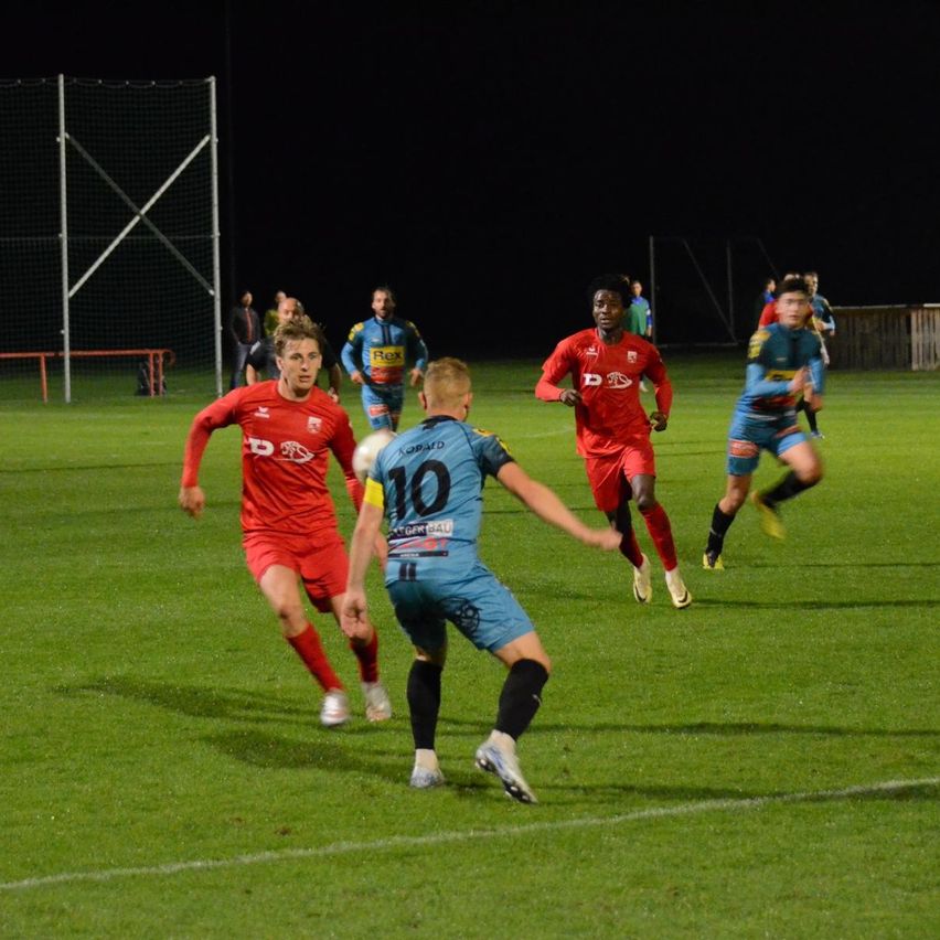 Bild enthält, People, Person, Clothing, Footwear, Shoe, Football, Sport, Helmet, Soccer