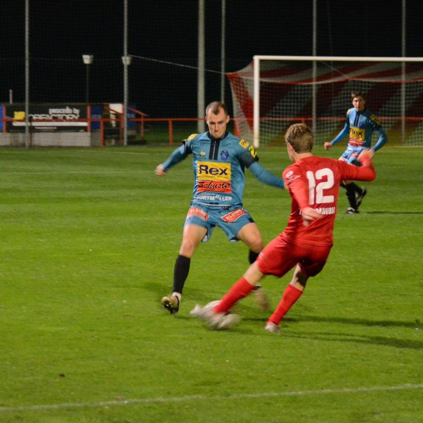 Bild enthält, Person, Boy, Male, Teen, Shoe, Glove, People, Football, Soccer, Face