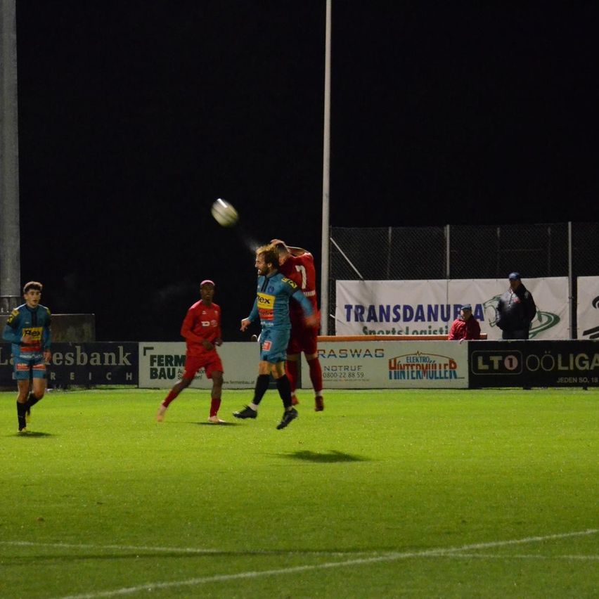 Bild enthält, People, Person, Rugby Ball, Sport, Footwear, Shoe, Football, Soccer, Hat, Glove