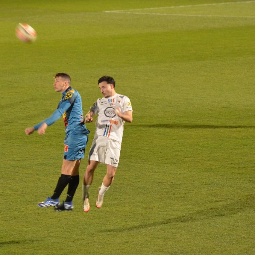 Bild enthält, Clothing, Footwear, Shoe, Ball, Football, Soccer, Soccer Ball, Sport, People, Person