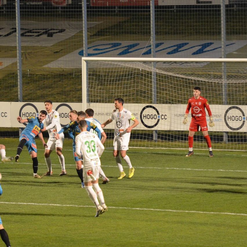 Bild enthält, People, Person, Boy, Child, Male, Adult, Man, Teen, Shoe, Soccer Ball