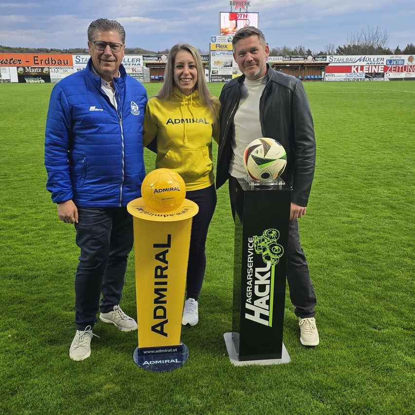 Bild enthält, Grass, Soccer Ball, Person, Portrait, Field, People, Coat, Volleyball (Ball), Adult, Man