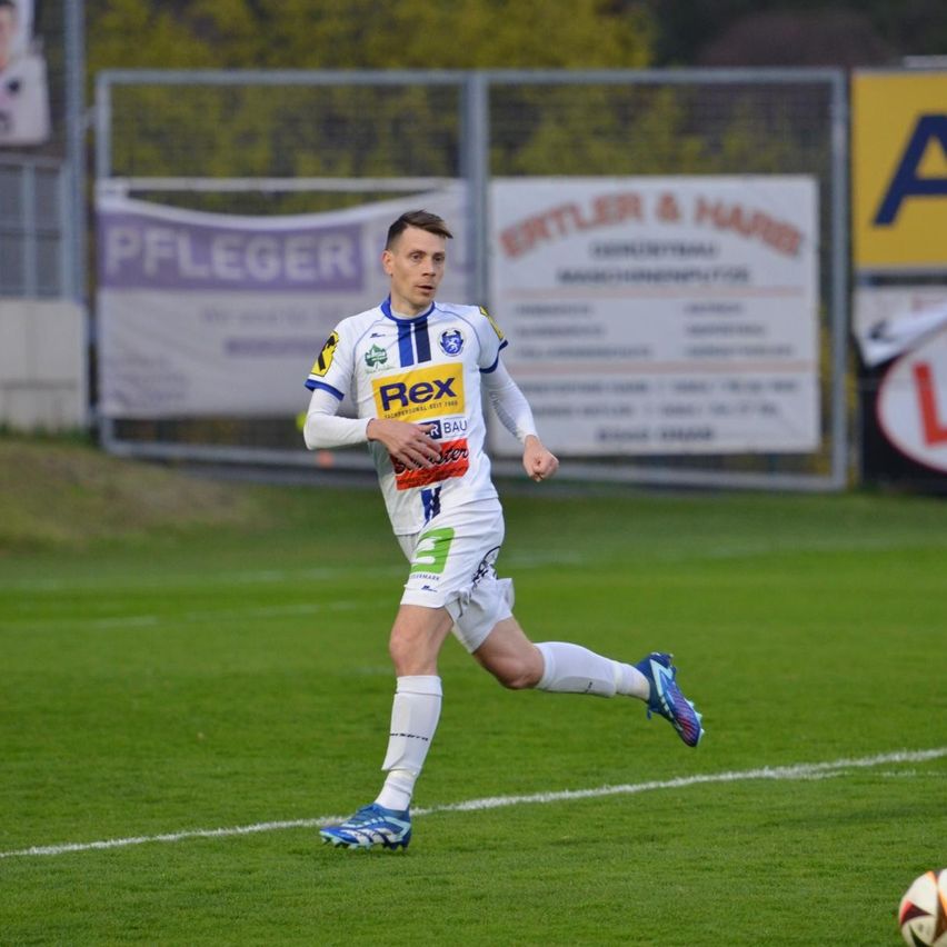 Bild enthält, Ball, Football, Soccer, Soccer Ball, Sport, Person, Clothing, Footwear, Shoe