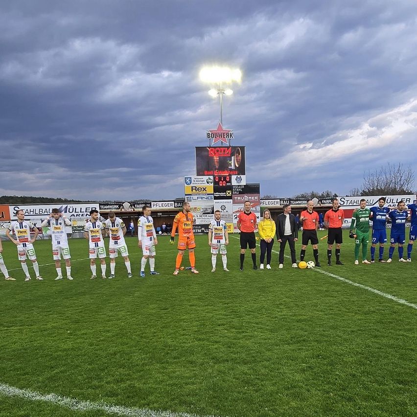 Bild enthält, People, Person, Field, Ball, Football, Soccer, Soccer Ball, Sport