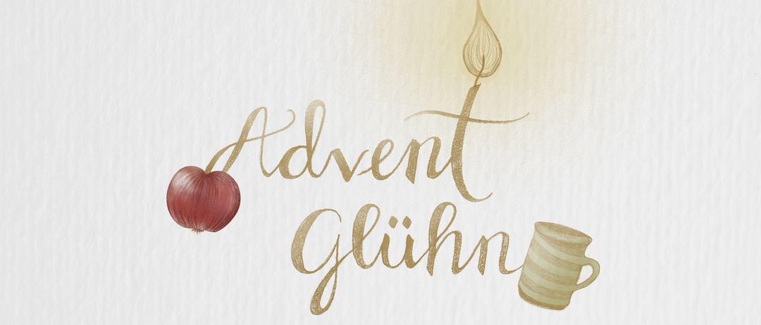 Eine Illustration mit 'Advent glihn' in goldenen Buchstaben, einer brennenden Kerze, einer roten Zwiebel und einem gestreiften Becher auf weißem Hintergrund.