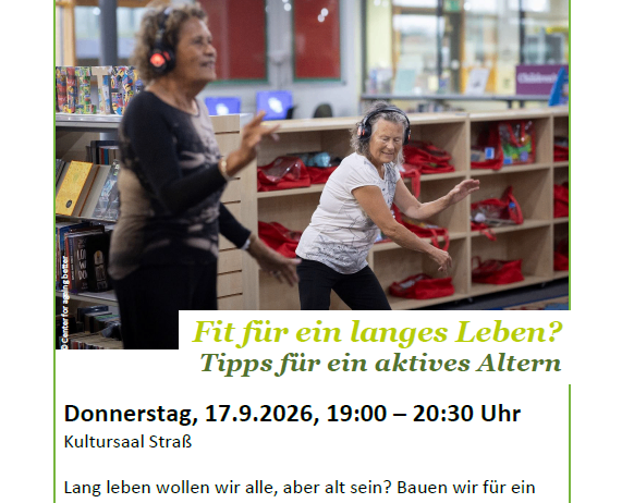 Ein Plakat für einen Vortrag über Fitness für ein langes Leben. Zwei Frauen trainieren in einer Bibliothek. Der Text lautet 'Fit für ein langes Leben? Tipps für ein aktives Altern.'