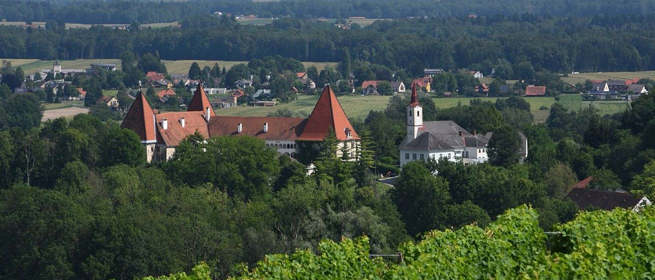 Bild enthält, Outdoors, Nature, Building, Countryside, Vegetation, Landscape, Scenery, Tree, Woodland, Rural