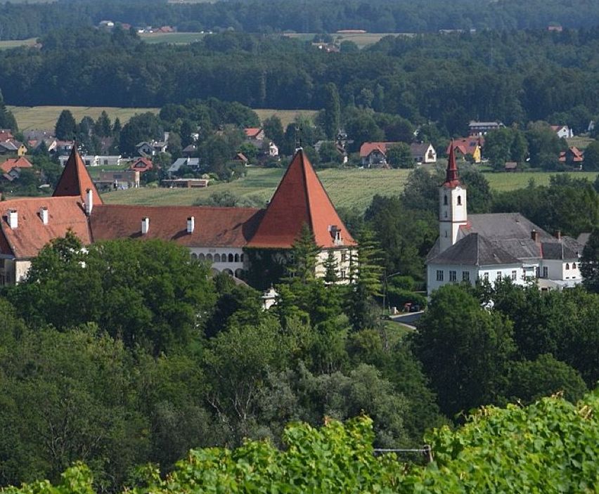 Bild enthält, Outdoors, Nature, Building, Countryside, Vegetation, Landscape, Scenery, Tree, Woodland, Rural
