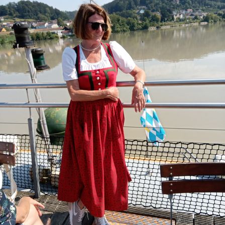 Bild enthält, Sunglasses, Person, Photography, Portrait, Dress, Waterfront, Skirt, Baby, Handbag, Shoe