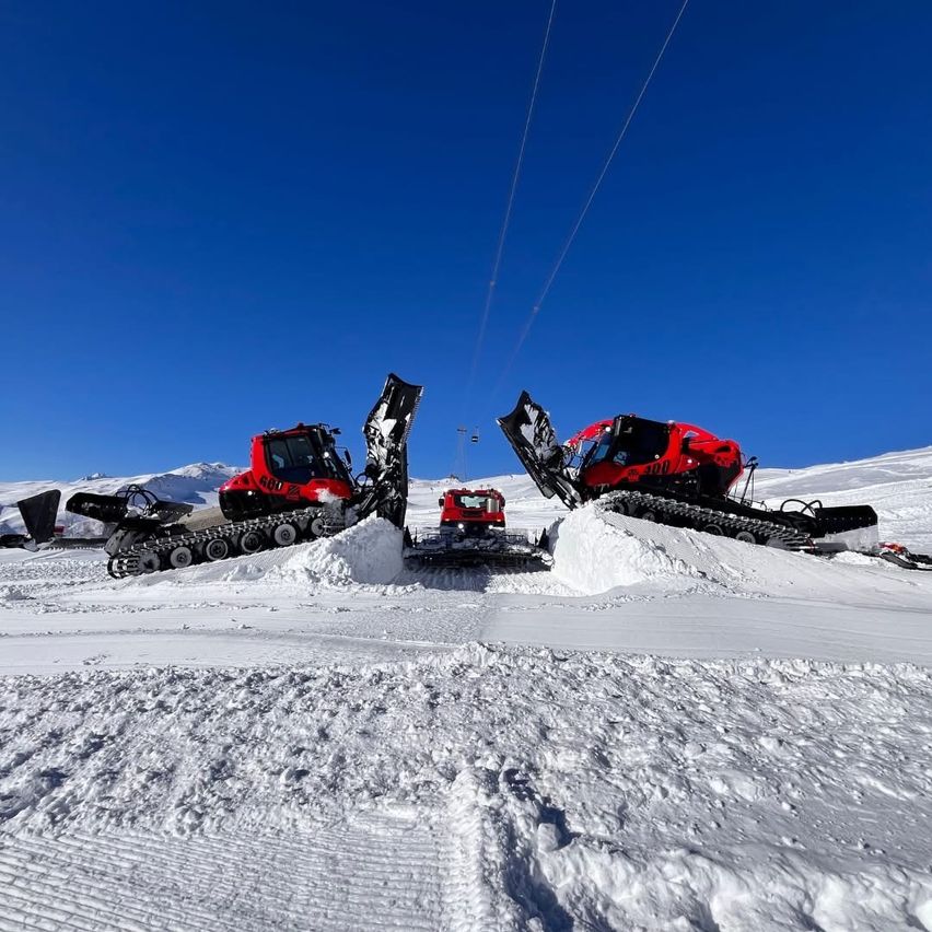 Bild enthält, Nature, Outdoors, Snow, Snowmobile, Bulldozer, Machine, Lawn, Lawn Mower, Plant, Tool