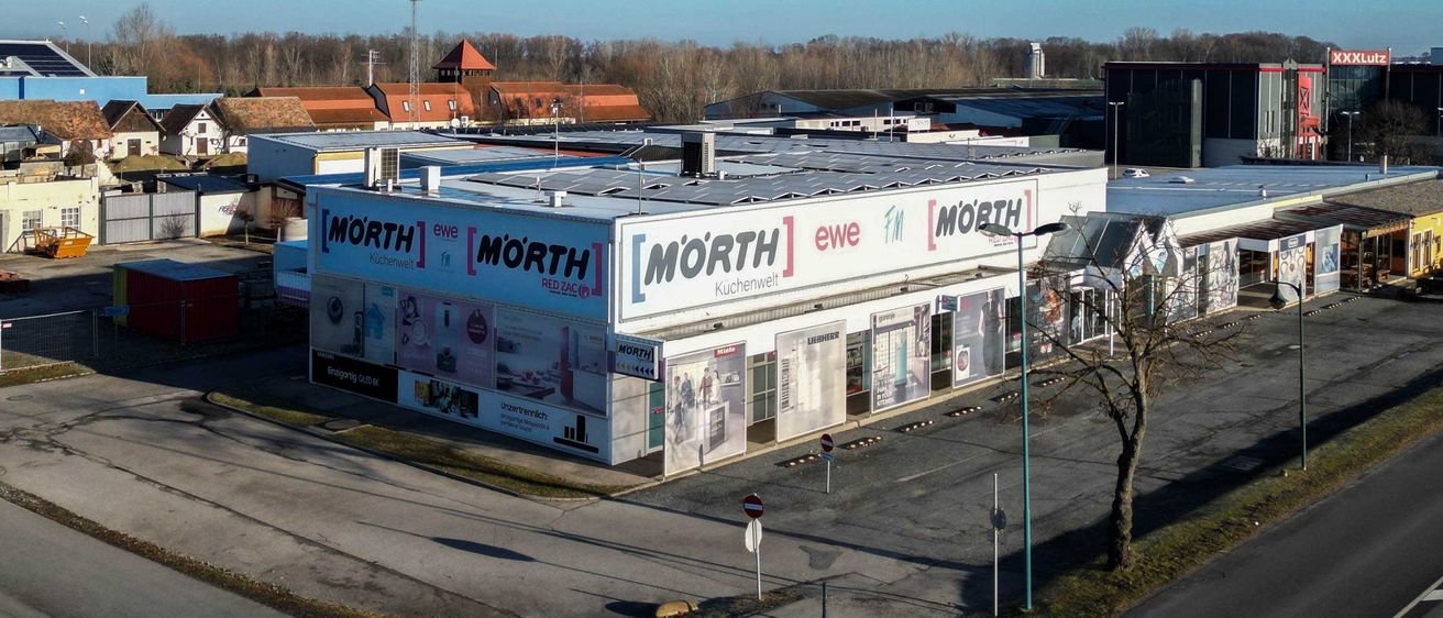 Bild enthält, Road, City, Waterfront, Intersection, Tarmac, Urban, Terminal, Street, Cityscape, Person