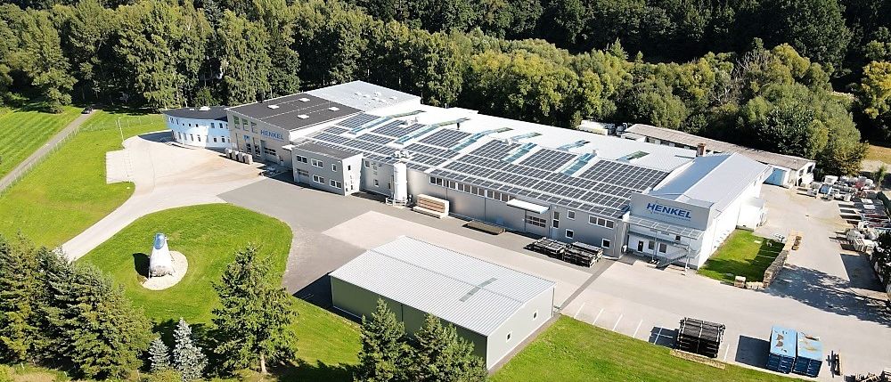 Bild enthält, Outdoors, Architecture, Building, Aerial View, Electrical Device, Solar Panels