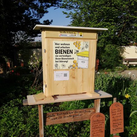 Bild enthält, Herbal, Grass, Mailbox, Outdoors, Soil, Vegetation, Nature, Tree, Yard, Gravestone