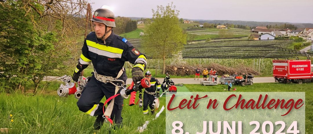 Bild enthält, Grass, Helmet, Photography, Portrait, People, Lawn, Field, Walking, Vegetation, Nature