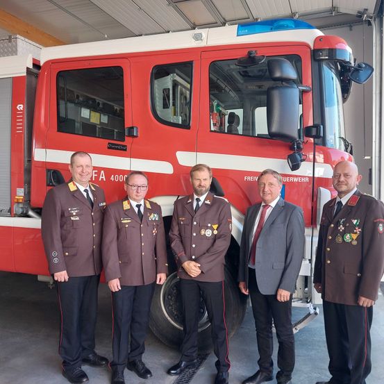 Bild enthält, Tie, Adult, Male, Man, Person, Glasses, Coat, Shoe, Chair, Vehicle