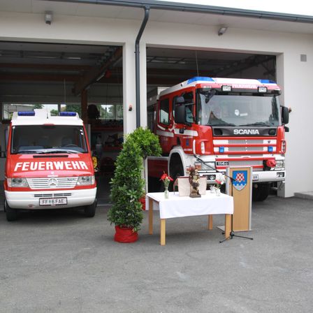 Bild enthält, Plant, Chair, Desk, Vehicle, Truck, Fire Truck, Moving Van, Person, Fire Station, Speaker