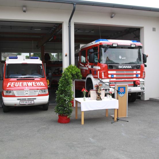 Bild enthält, Plant, Chair, Desk, Vehicle, Truck, Fire Truck, Moving Van, Person, Fire Station, Speaker
