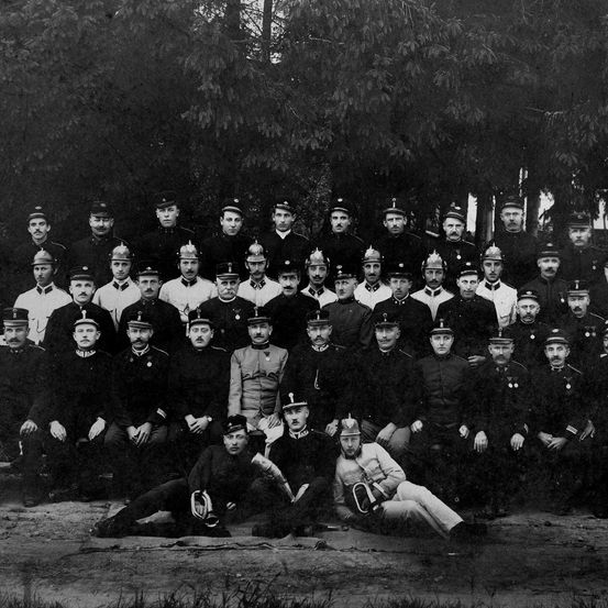 Bild enthält, People, Person, Adult, Male, Man, Team, Shoe, Face