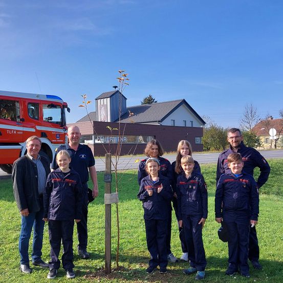 Bild enthält, People, Person, Grass, Shoe, Adult, Male, Man, Boy, Child, Pants