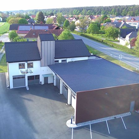 Bild enthält, Outdoors, Building, Housing, Aerial View, House, Person, Driveway, Car