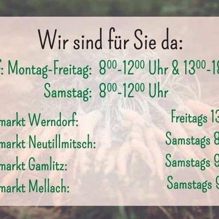 Das Bild zeigt Öffnungszeiten für einen Bauernmarkt. Ab Hof, Montag-Freitag: 8-12 Uhr & 13-18 Uhr. Samstag: 8-12 Uhr. Werndorf, Freitags: 13:30-15:30. Neutillmitsch, Samstags: 8-12. Gamlitz, Samstags: 9-12. Mellach, Samstags: 9:30-11:30.