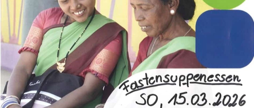 Zwei Frauen sitzen zusammen, eine liest ein Buch und lächelt, die andere sieht nachdenklich aus. Der Hintergrund zeigt ein farbenfrohes Muster und ein Datum, 15.03.2026, mit einer Nachricht über Fastensuppe.