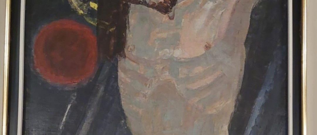 Ein gerahmtes Gemälde zeigt Jesus Christus am Kreuz mit Dornenkrone, nacktem Oberkörper und einer roten Sonne im Hintergrund.