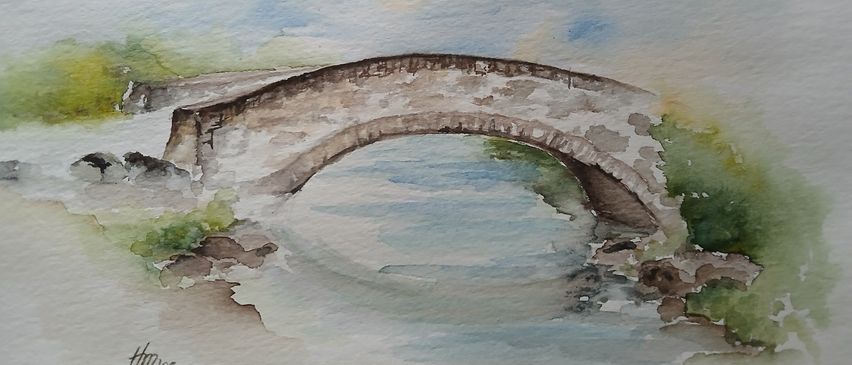 Eine Aquarellmalerei einer alten Steinbogenbrücke über einem Fluss, mit blauem Himmel und grünen Bäumen im Hintergrund.