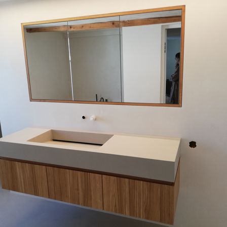 Badverbau in Accoya beschichtet und Eichenmöbel geölt