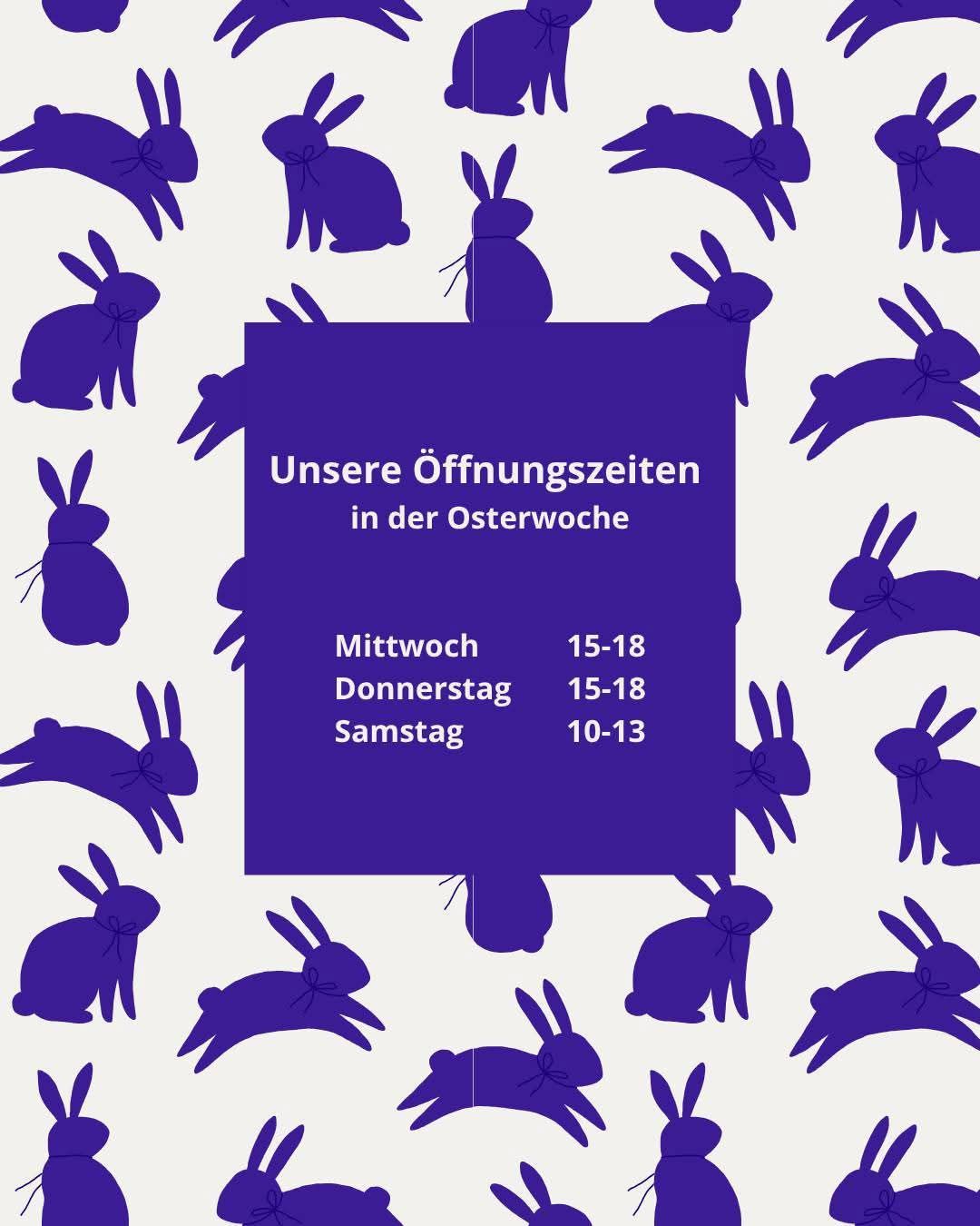 Ein Poster mit einem Hasenmuster zeigt die Öffnungszeiten für die Osterwoche: Mittwoch und Donnerstag von 15-18 Uhr, Samstag von 10-13 Uhr.