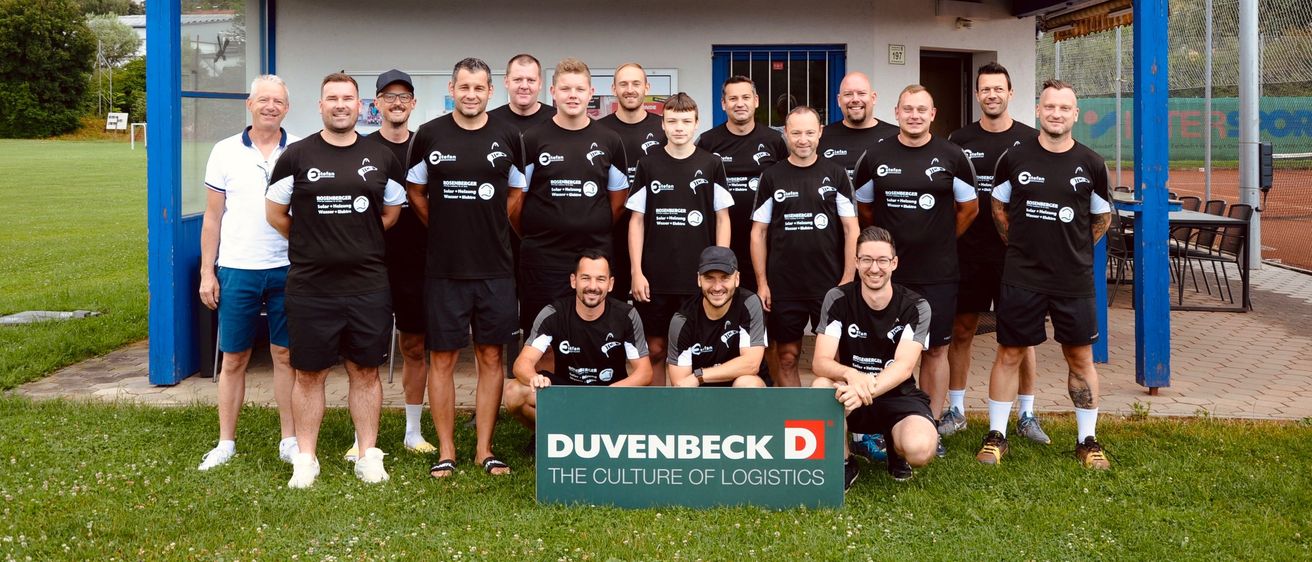 Bild enthält, People, Person, Team, T-Shirt, Shoe, Adult, Male, Man, Groupshot, Hat