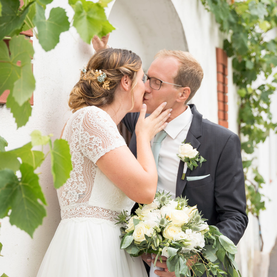 Bild enthält, Dress, Formal Wear, Gown, Wedding Gown, Potted Plant, Flower Arrangement, Flower Bouquet, Bridegroom, Person, Portrait