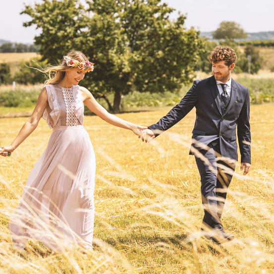 Bild enthält, Hand, Person, Holding Hands, Dress, Adult, Male, Man, Formal Wear, Blazer, Coat