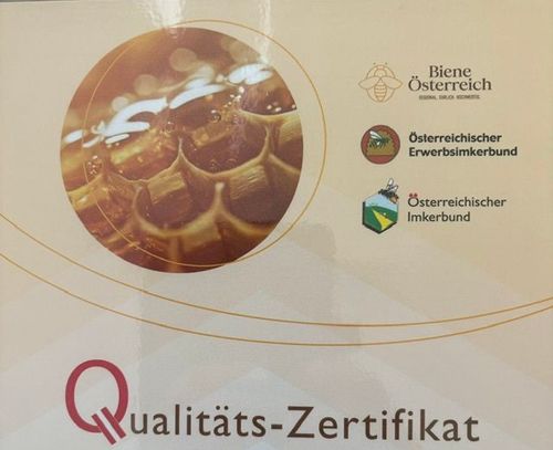 Ein Qualitätszertifikat für Honigprodukte mit einer Nahaufnahme eines Bienenwaben und Logos österreichischer Imkerverbände.