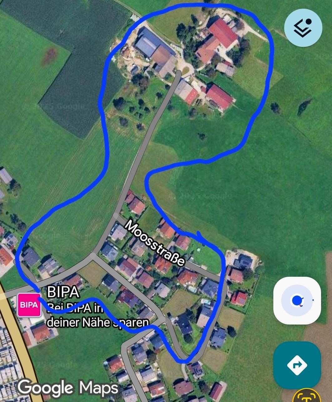 Luftaufnahme einer Nachbarschaft mit einem sich schlängelnden blauen Pfad auf der Karte. Das Gebiet hat Häuser, Straßen und grüne Felder. Der Pfad beginnt an einem BIPA-Schild.