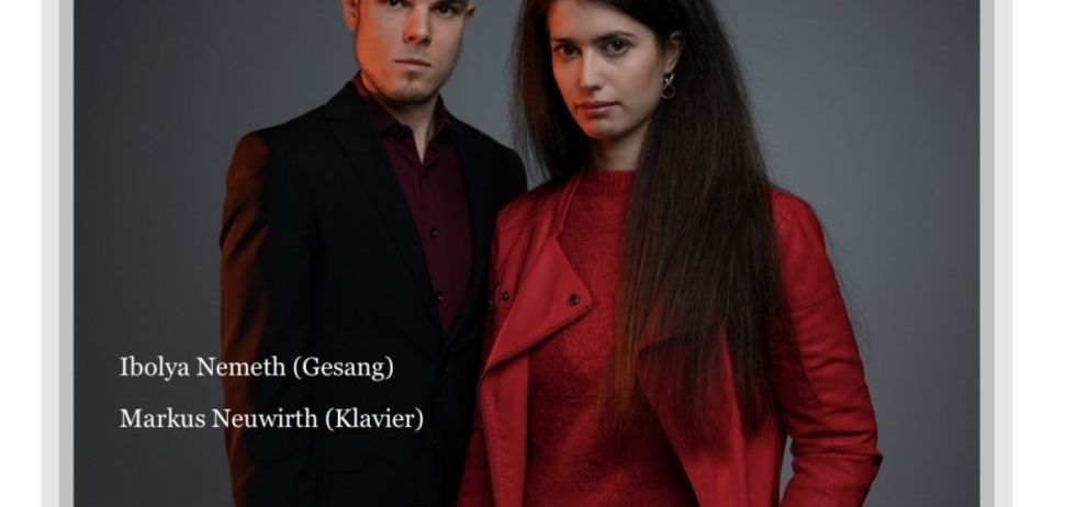 Bild enthält, Advertisement, Poster, Coat, Formal Wear, Suit, Jacket, Adult, Female, Person, Woman