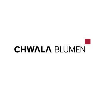 Das Bild zeigt das Logo von Chwala Blumen, wobei das Wort 'Chwala' in fetter schwarzer Schrift steht, gefolgt von 'Blumen' in kleinerer schwarzer Schrift mit einem roten Quadrat daneben.