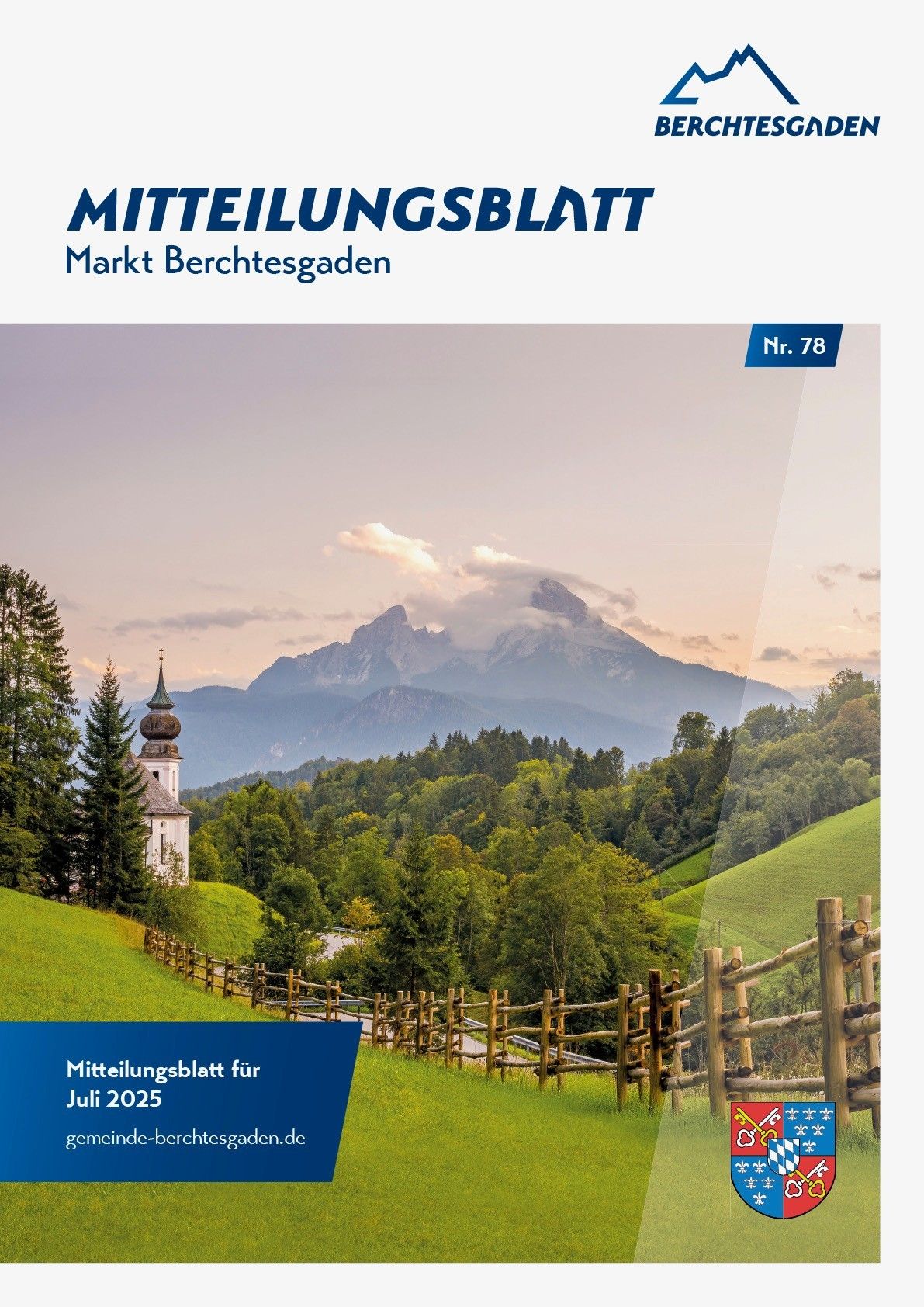 Eine Landschaft mit einer Kirche, einem Bergrücken und einem ländlichen Zaun. Das Bild hat einen weißen Hintergrund und einen blauen Rand am unteren Rand mit 'Mitteilungsblatt für Juli 2025'.