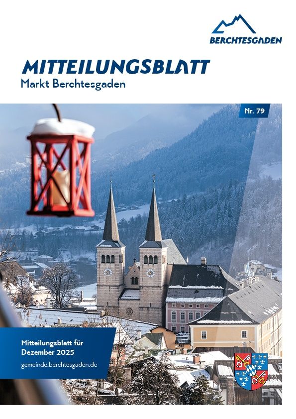 Ein Poster für den Mitteilungsblatt, ein Markt-Newsletter für Berchtesgaden, zeigt eine Kirche mit zwei Türmen und einer roten Laterne darüber, vor einer verschneiten Landschaft. Der Text lautet 'Nr. 79' und 'Mitteilungsblatt für Dezember 2025'.
