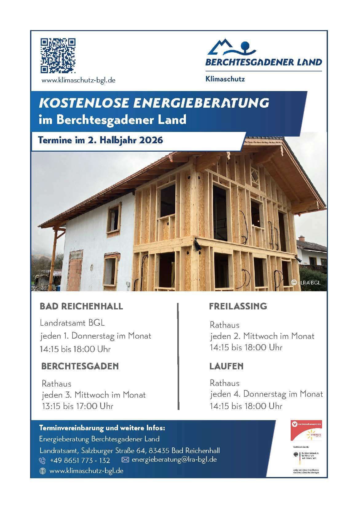 Plakat für kostenlose Energieberatung im Berchtesgadener Land, mit einem Haus im Bau, einem blauen Banner oben und Zeitplandetails unten.