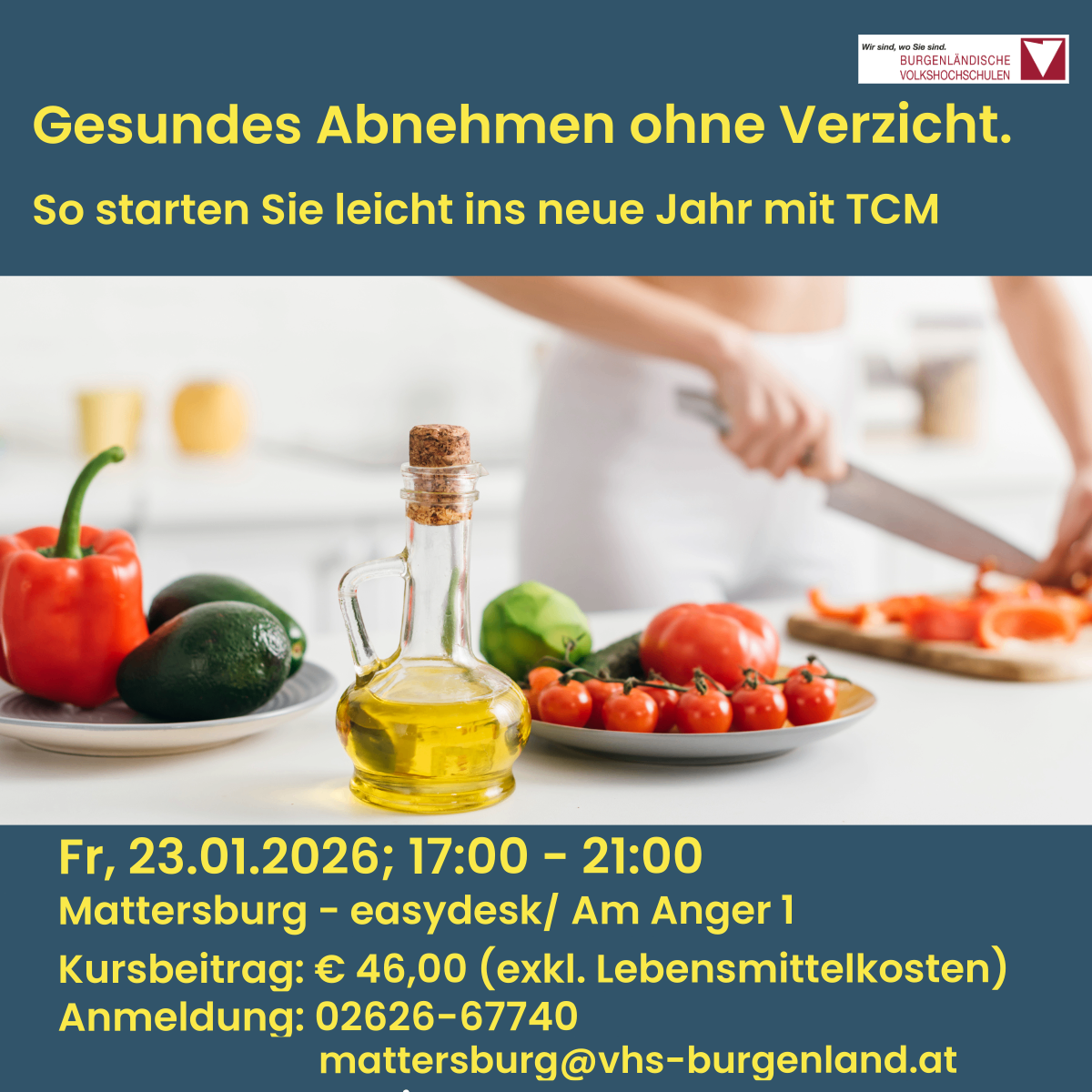 Eine Anzeige für einen Kurs über gesundes Essen. Es zeigt eine Person, die Gemüse hackt, eine Ölflasche und einen Teller mit Obst und Gemüse. Die Kursdetails umfassen Datum, Uhrzeit, Ort und Kontaktinformationen.