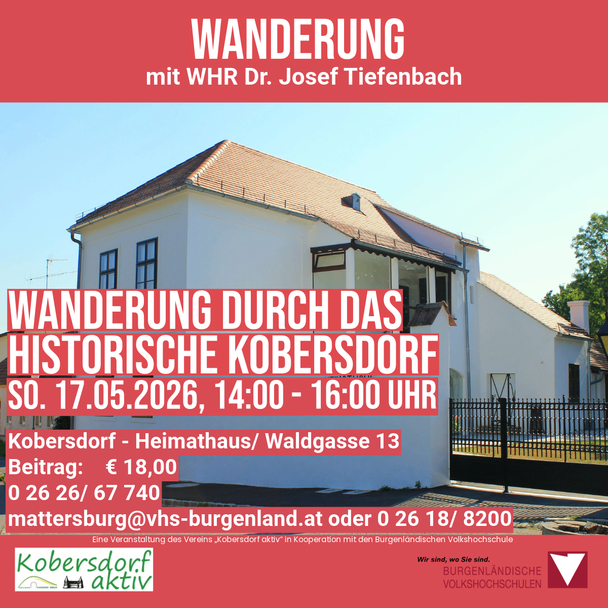 Ein Plakat für eine geführte Wanderung in Kobersdorf, das ein weißes Haus mit rotem Dach und schwarzem Zaun zeigt. Es wird von der Kobersdorf Aktiv Association in Zusammenarbeit mit den Burgenlandischen Volkshochschulen organisiert.