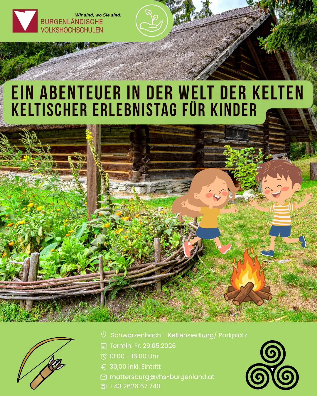 Zwei Kinder laufen um ein Lagerfeuer. Ein Blockhaus ist im Hintergrund. Die Veranstaltung ist für Kinder.