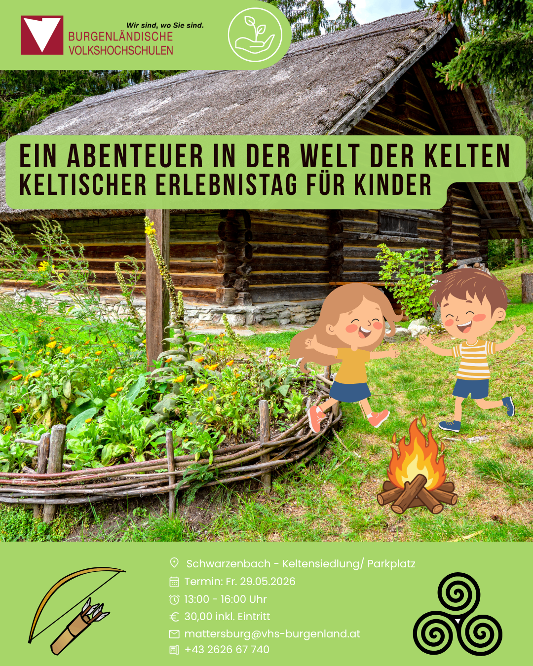 Zwei Kinder laufen um ein Lagerfeuer. Ein Blockhaus ist im Hintergrund. Die Veranstaltung ist für Kinder.