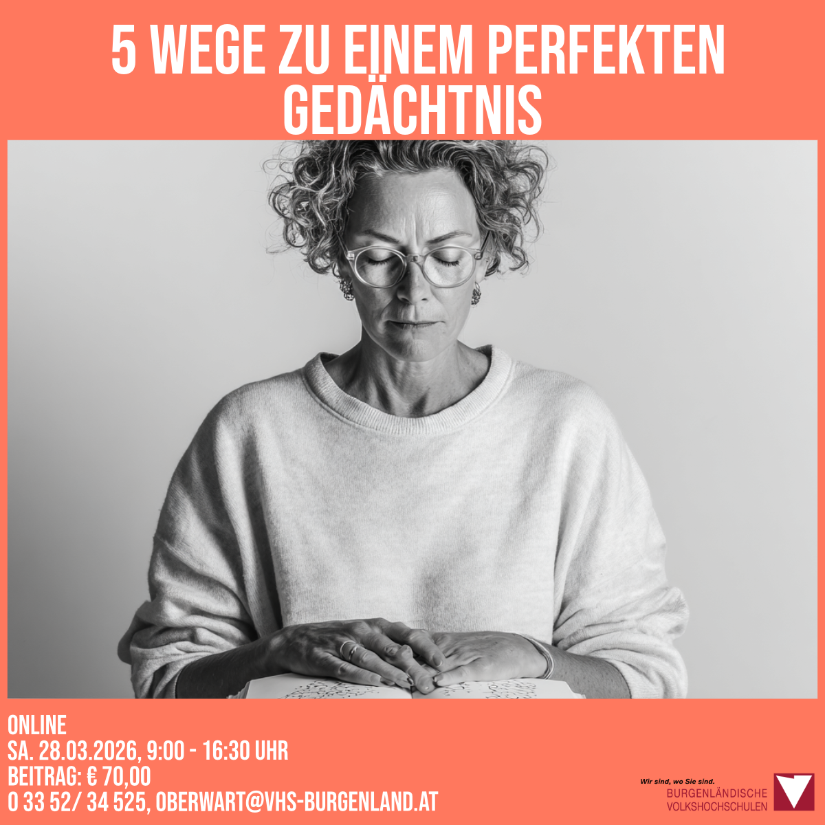 Ein Schwarz-Weiß-Foto einer Frau mit Brille und lockigem Haar, die ein Buch liest. Der Text lautet '5 Wege zu einem perfekten Gedachtnis'. Unten sind Datum und Uhrzeit aufgeführt, sowie ein Preis und eine Website.