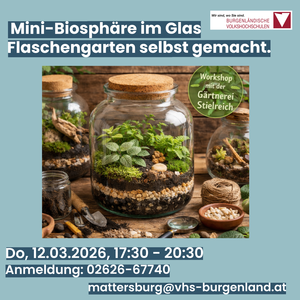 Workshopposter für Mini-Biosphären in Glasflaschen. Zeigt drei Glasflaschen mit Pflanzen. Anmeldeinformationen unten.