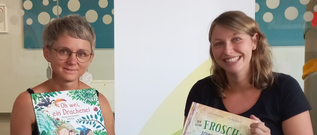 Bild enthält, Book, Sandal, Person, Child, Female, Girl, Wristwatch, Reading, Sitting, Shoe