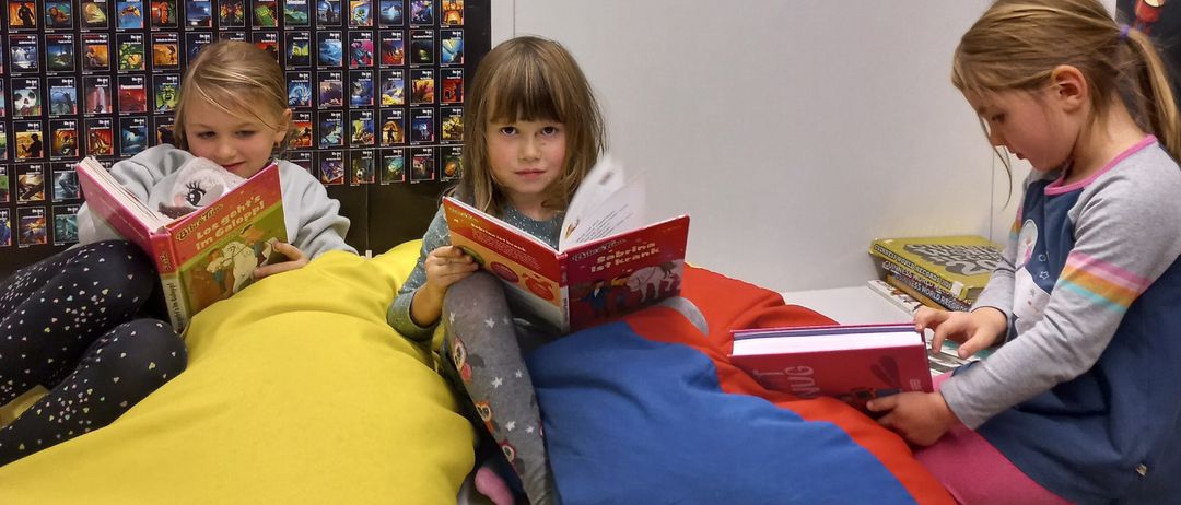 Bild enthält, Person, Reading, Book, Publication, Child, Female, Girl, Face, Head, Furniture