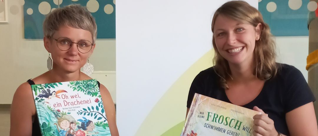 Bild enthält, Book, Sandal, Person, Child, Female, Girl, Wristwatch, Reading, Sitting, Shoe