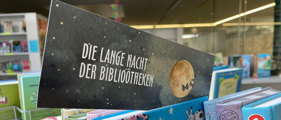 Bild enthält, Book, Publication, Library, Home Decor, Furniture, Business Card, Text, Can, Egg, Interior Design